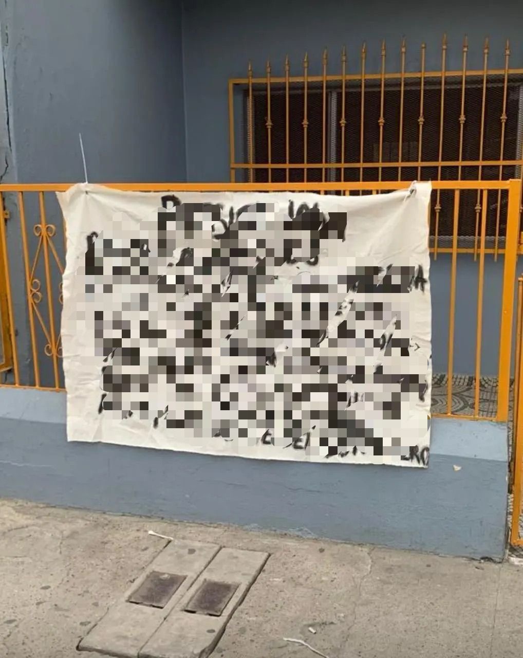 Ola de mensajes amenazantes sacude a Ensenada: colocan narcomantas y cartulinas contra autoridades y particulares