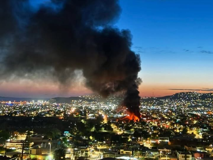 Incendio en la calle 11 y Francisco Villa de la colonia Jesús Munguía